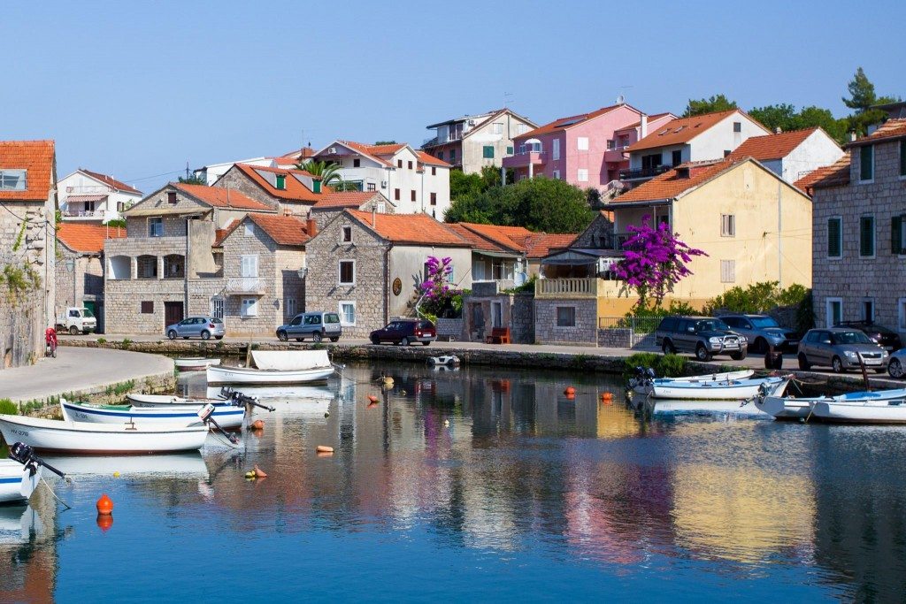 أسباب لعدم زيارة جزيرة هفار في  كرواتيا صور